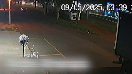 Jovem fica gravemente ferido após atingir traseira de carreta estacionada