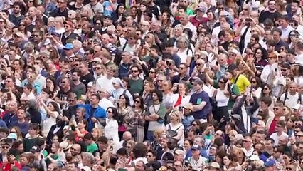 León XIV pide por el fin de las guerras en su primera bendición dominical