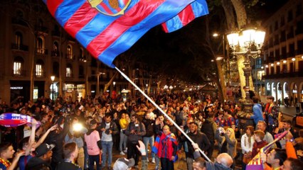 La afición del Barcelona celebra el triunfo del Clásico en Canaletas