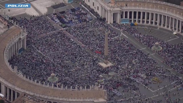 San Pietro gremita per il primo Angelus del Papa: il video dall'elicottero della polizia