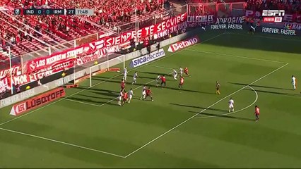 El golazo de chilena de afuera del área de Montiel para Independiente