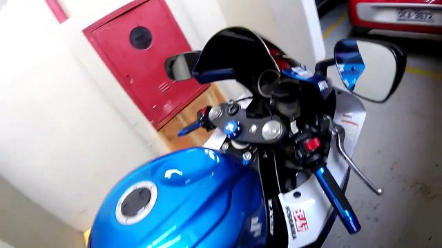Instalação de Stompgrip Traction Pads e tampas na GSX-R 750 SRAD