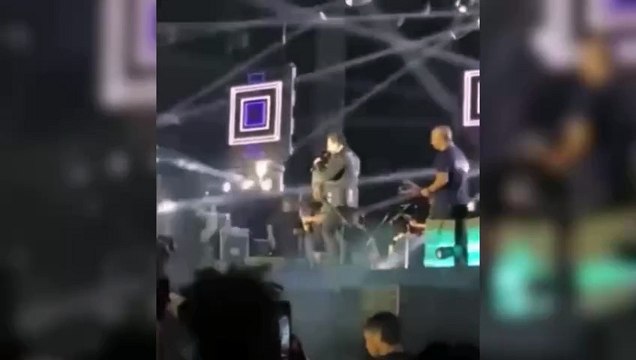 Vídeo mostra momento exato em que Marrone cai do palco em show e sofre corte no rosto