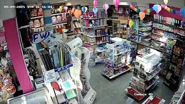 Video: un ladrón entró a robar a una librería, amenazó con quemar a una clienta y terminó reducido a golpes por 4 mujeres
