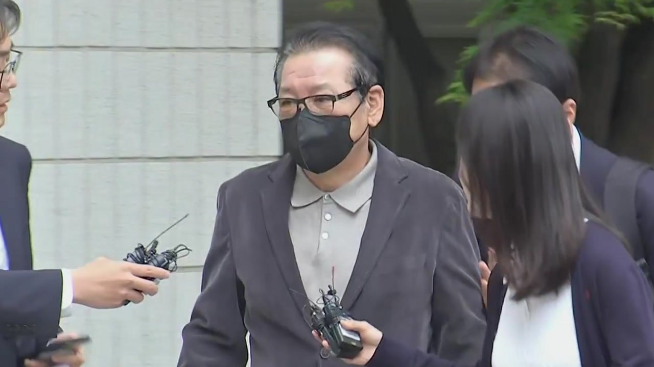 재판 출석 '건진법사'..."김 여사에 목걸이 전달했나" 질문에 묵묵부답 / YTN