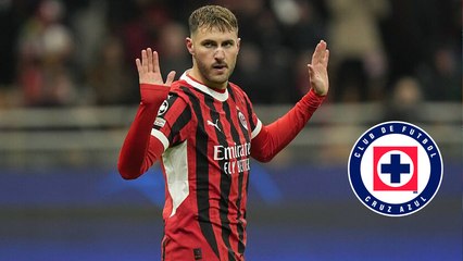 Santi Giménez es sorprendido por un aficionado del Cruz Azul tras doblete con el Milan en la Serie A