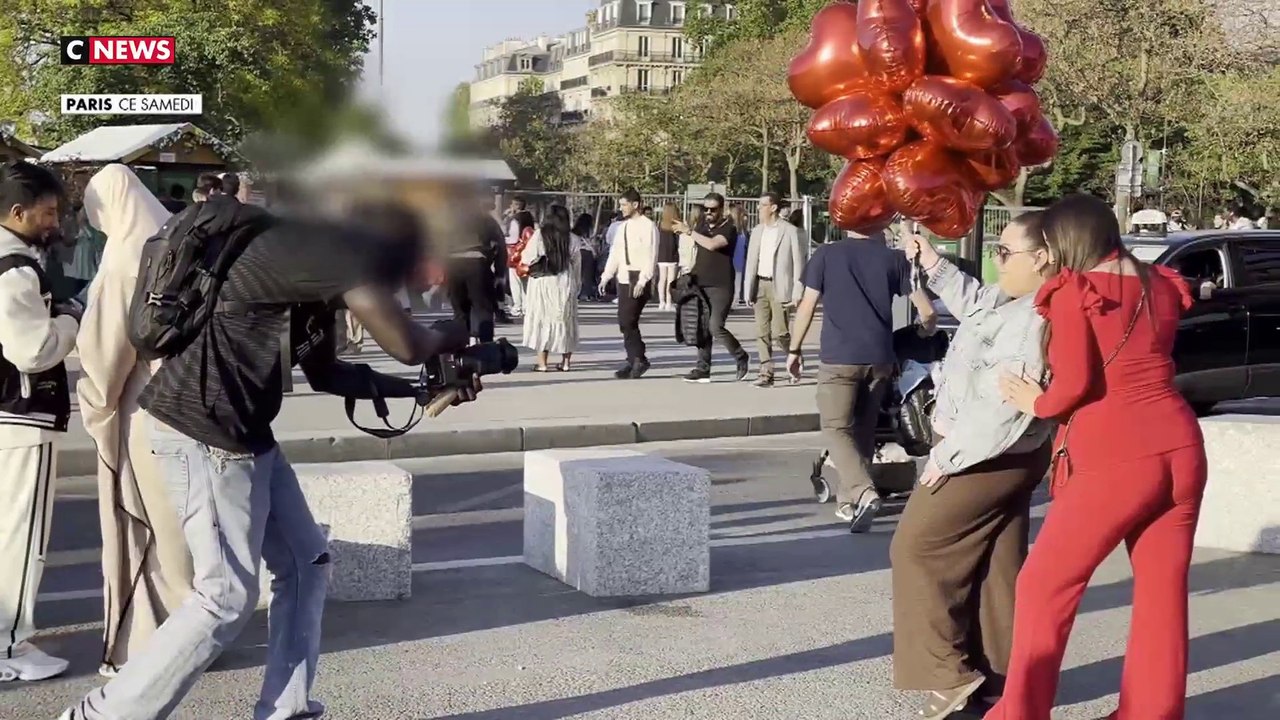 Paris : le business illégal des photographes «aux ballons» devant la tour Eiffel