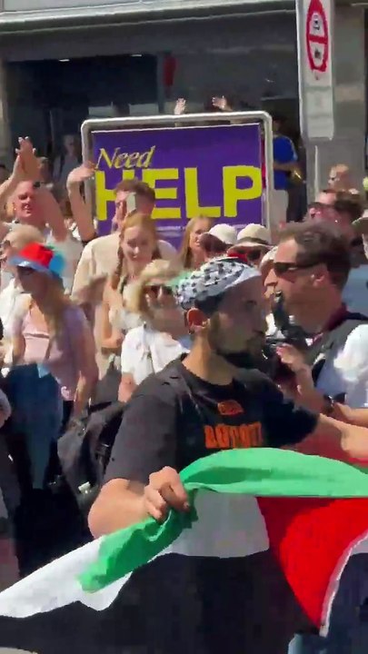 Incident au défilé de l'Eurovision en Suisse : Un manifestant fait un geste d'égorgement visant la chanteuse Israélienne et crache sur des membres de la délégation israélienne - Une plainte a été déposée