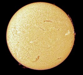 مرصد الختم الفلكي يوثّق ألسنة اللهب الشمسية من أبو ظبي في مشهد نادر