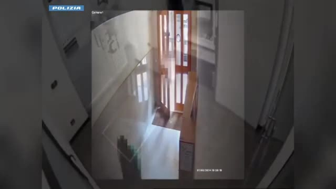 Bologna, il video del finto idraulico che truffava gli anziani