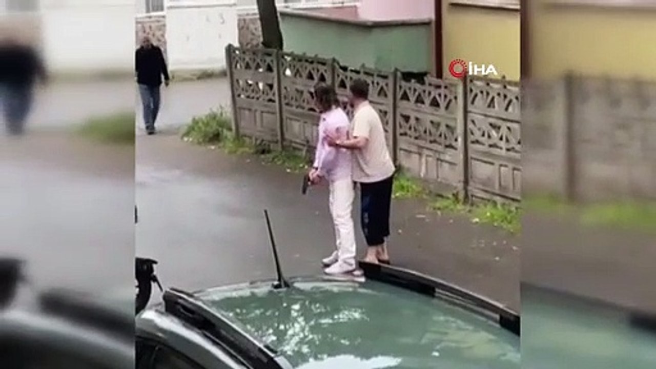 Çocuğun elinde balyoz, emekli polisin elinde silah... Ortalık bir anda karıştı!