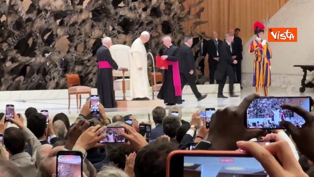 Il lungo applauso per Papa Leone XIV al suo arrivo all'incontro con la stampa internazionale