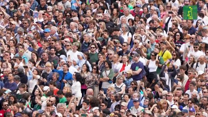León XIV pide por el fin de las guerras en su primera bendición dominical