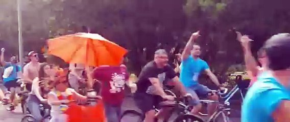 In 1.500 in bici a Sozzigalli per i 30 anni della Balorda: dalle Barbie a un originale Papa