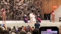 Il Papa scherza in inglese con i giornalisti: Se siete svegli applaudite alla fine