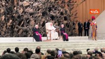 Leone XIV ricorda il dolore per la morte di Papa Francesco, l'applauso dei giornalisti