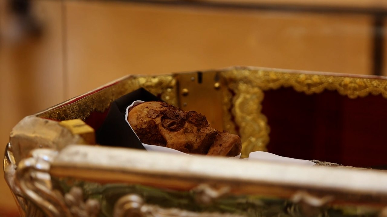 Los fieles veneran a Teresa de Jesús con el sepulcro abierto en Alba de Tormes (Salamanca)