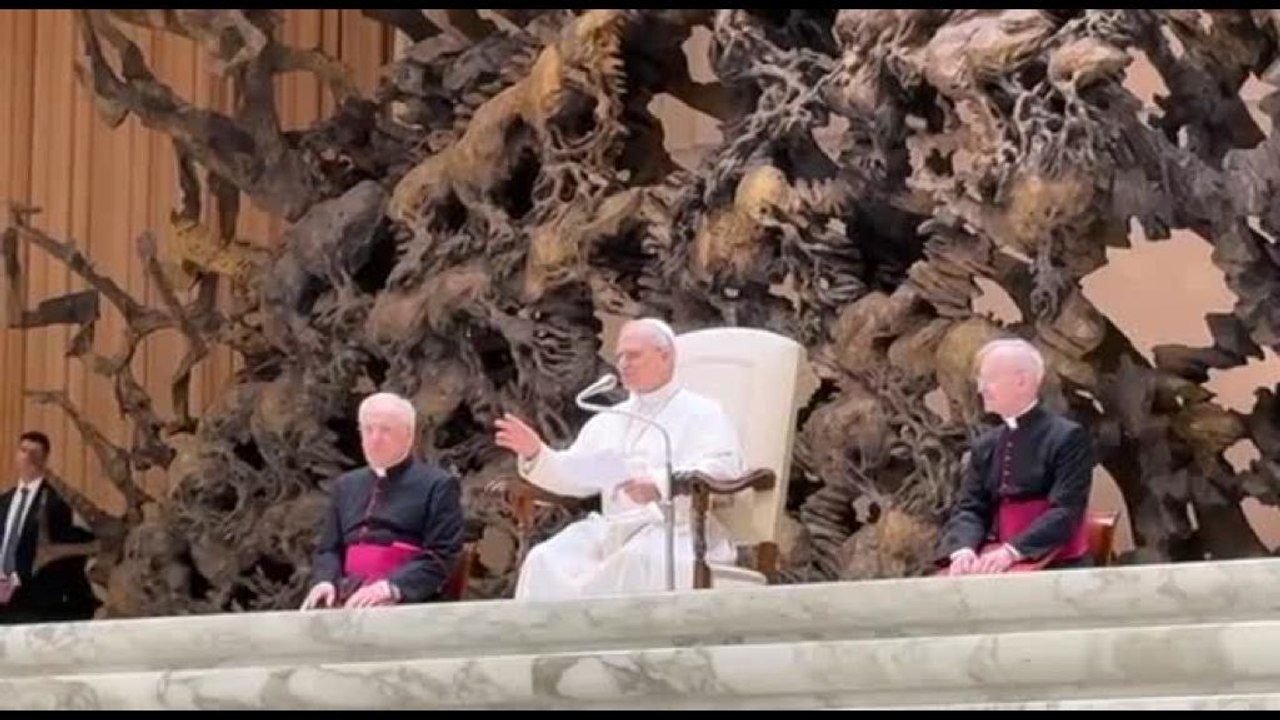 Papa Leone XIV accolto da un lungo applauso da parte dei giornalisti