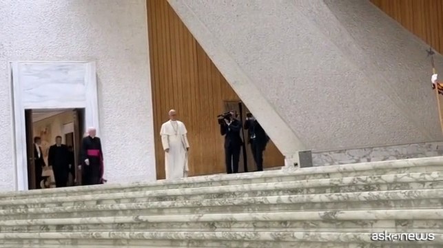 Papa Leone XIV accolto da un lungo applauso da parte dei giornalisti
