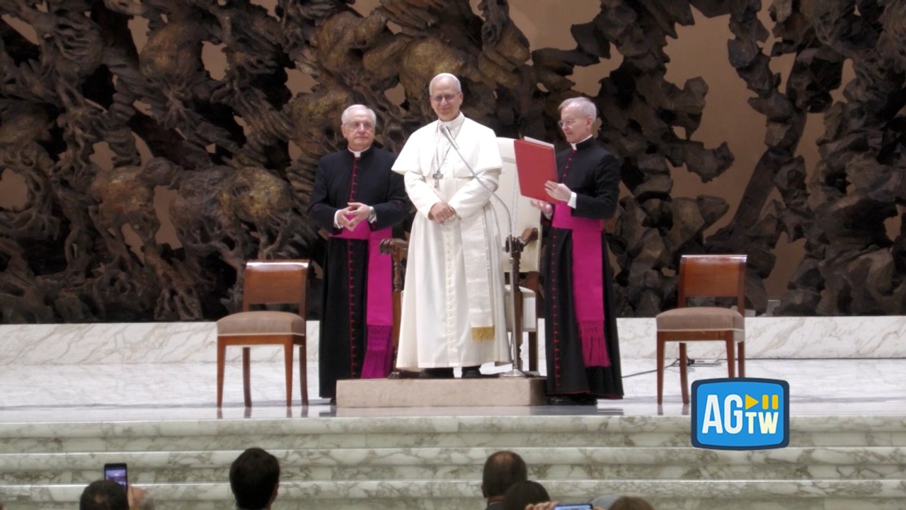 Leone XIV con i giornalisti cita Francesco: «Disarmiamo le parole per disarmare il mondo»
