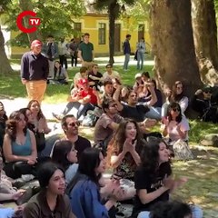 Rektörlük binası önünde oturma eylemine başlayan Bilgi Üniversitesi öğrencileri