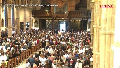Papa Leone XIV, gli applausi durante la messa nella cattedrale della "sua" Chicago