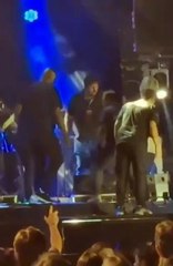 Marrone está internado após cair do palco durante show