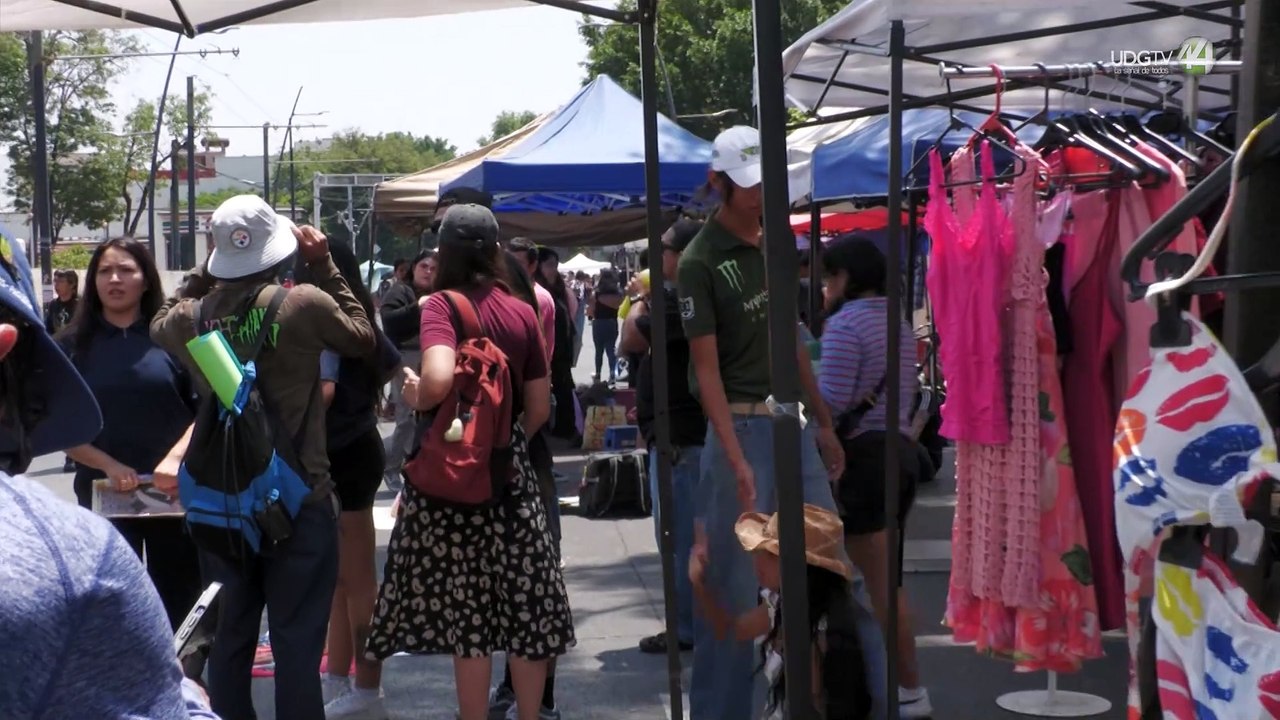 Comerciantes derriban malla en el Parque Rojo y bloquean Avenida Juárez, algunos aceptan reubicación