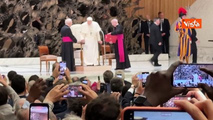 Leone XIV arriva all'incontro con i cronisti, dal pubblico urlano "Viva il Papa"