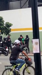 VIDEO: ¡A cinturonazos! Una madre le da una paliza a su hijo que fue detenido por la policía