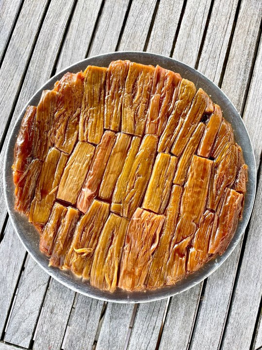 Tarte Tatin à la Rhubarbe Facile & Gourmande | Recette de Saison Caramélisée et Acidulée