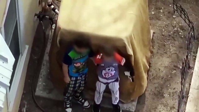 VIDEO: Imágenes muestran a Policías desarmando a dos niños que tenían una pistola