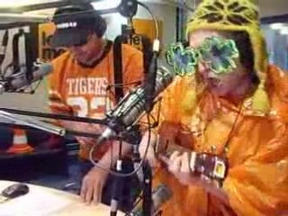 Le Uku du Friday S01E14 Working Together - Gonzales