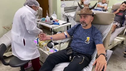 Presidente da Associação dos Cornos, José Maria do Nascimento, 55, doa sangue nesta segunda-feira, 12