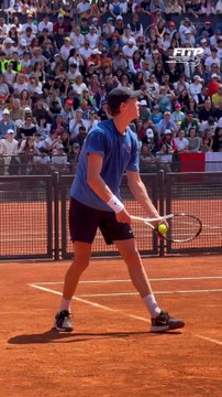 Sinner applaude le Frecce Tricolori durante il warm up agli Internazionali Roma