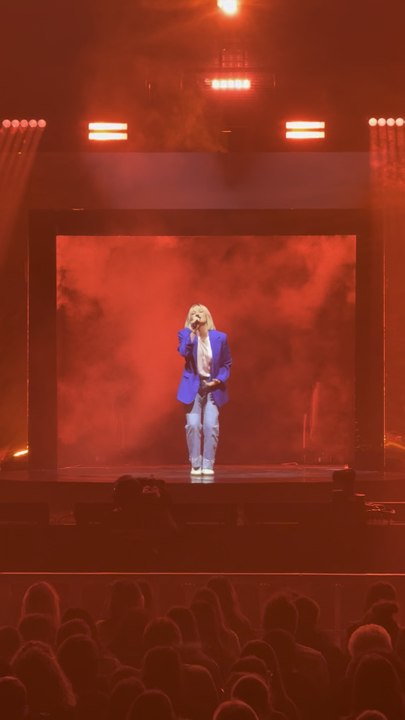 Maïa chante « Blonde » au Star Ac Tour 2025 à Saint-Etienne