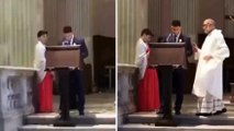 Legge l'inno della Roma in chiesa, il prete non la prende bene...