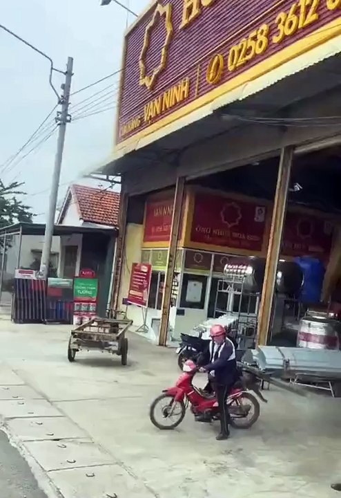 Une moto pour transporter des tuyaux de 15m... classe