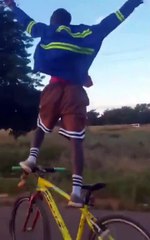 Il fait ce qu'il veut avec son vélo... équilibre parfait