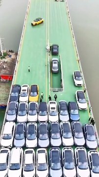 Garer des voitures dans un navire de transport... trop satisfaisant