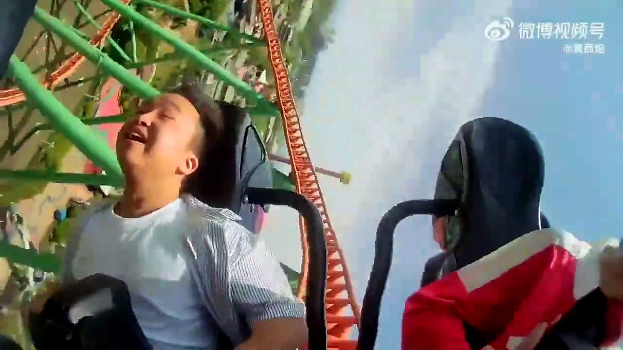 Elle enchaine les malaises dans ce manège... effet garanti