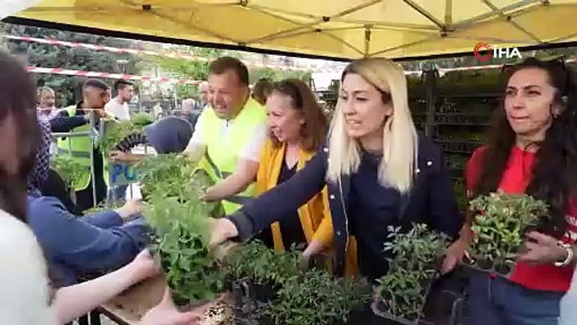 Ücretsiz olduğunu duyan bütün kent meydana akın etti, saatlerce kuyrukta beklediler!!