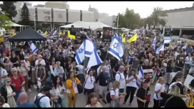 Folla a Tel Aviv esulta per liberazione ostaggio israelo-americano