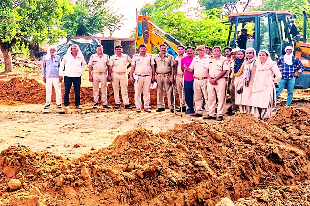विरोध के बीच वन विभाग ने अतिक्रमण मुक्त कराई 15 बीघा जमीन.... देखें वीडियो ....