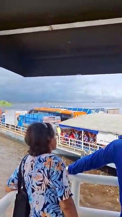 Colisão entre balsas causa avarias em carros a caminho do Careiro no AM