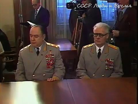 Леонид Брежнев вручает правительственные награды группе партийных, научных и военных деятелей (1978)