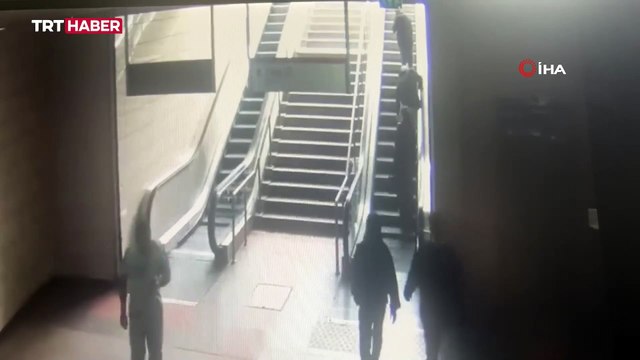 Metro istasyonunda üzerine reklam panosu düşen kadın yaralandı