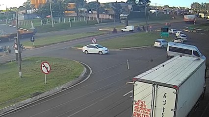 Câmera de segurança flagra acidente entre moto e Fiorino no Trevo da Portal