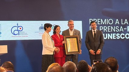 Larissa Vélez, embajadora de la UNESCO, entrega el Premio a la Libertad de Prensa, en su quinta edición, a Alicia Ortega.