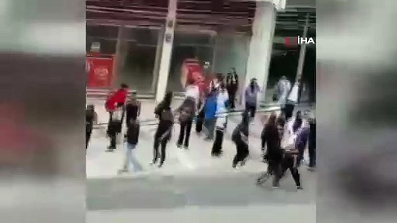 Ankara’da lise öğrencileri yumruk yumruğa kavga etti... O anlar kamerada